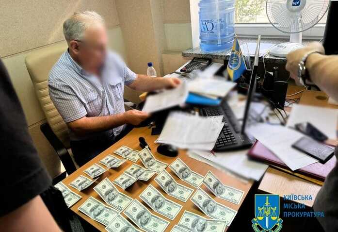 Проректора приватного столичного університету затримали на хабарі у $2000