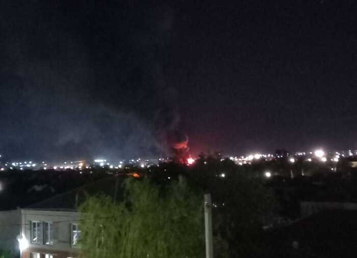 У Новоросійську пролунали потужні вибухи, сталася пожежа