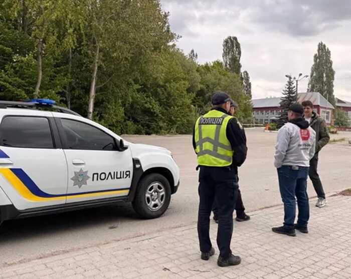 На підсанкційному заводі "Юнігран" проросійського олігарха Наумця у Малині фури ледь не розчавили журналістів