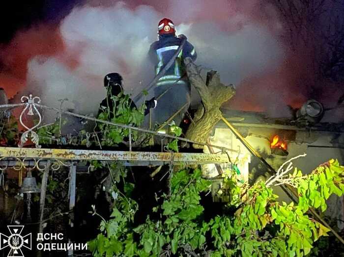 Росіяни атакували дронами Одещину: спалахнули пожежі, є руйнування