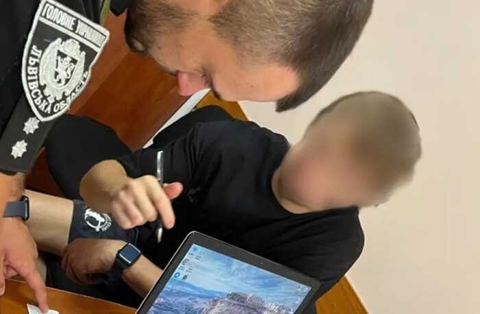 На Львівщині батько знову дозволив 8-річній доньці сісти за кермо і зняв це на відео