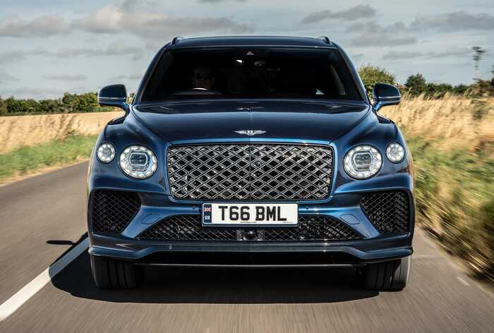 У Києві чоловік розбив Bentley Bentayga через день після покупки