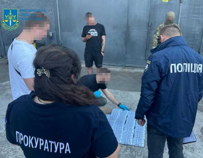 На Хмельниччині затримали зловмисників, які вимагали 100 тисяч доларів вигаданого боргу