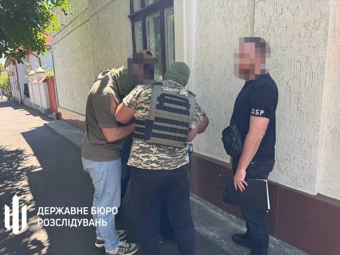 “Відмазували” від армії за 7 тисяч доларів: затримано батька й сина - правоохоронців