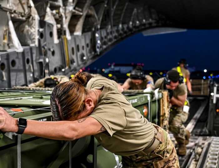 У НАТО шукають способи прискорити постачання американської зброї Україні, — ЗМІ