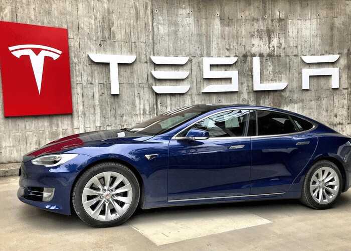 Tesla очолила рейтинг імпортованих українцями вживаних авто
