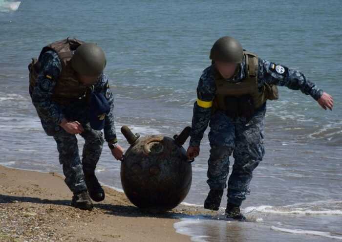 На узбережжі Одеської області військові підірвали морську міну