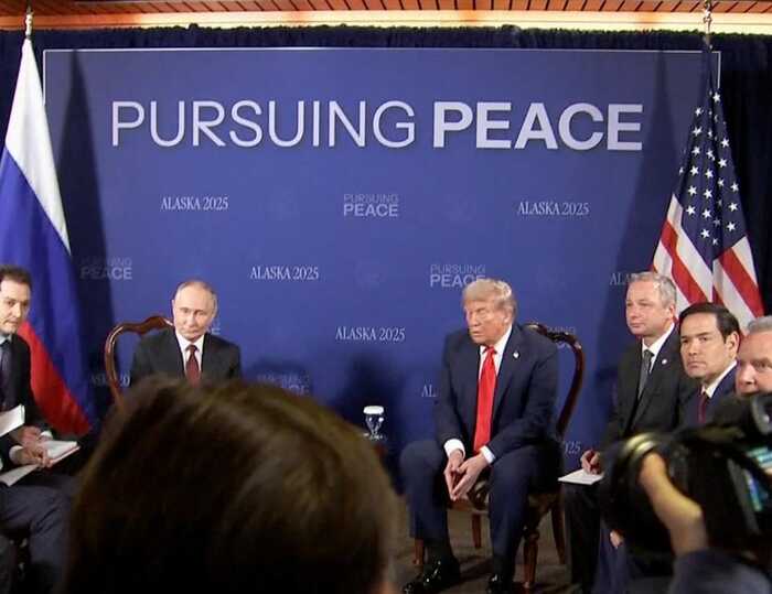 Аплодисменти Трампа та «вражаюча картина»: Західні ЗМІ оцінюють перші кадри зустрічі Путіна і Трампа